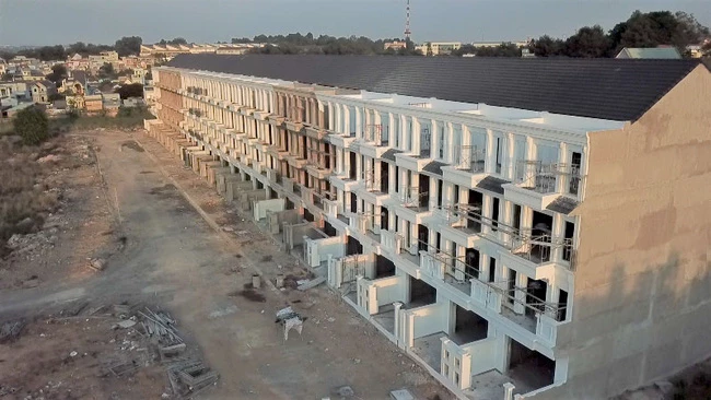 Một dãy nhà liền kề bên trong dự án khu dân cư Bình Đa.  Một dãy nhà liền kề bên trong dự án khu dân cư Bình Đa.
