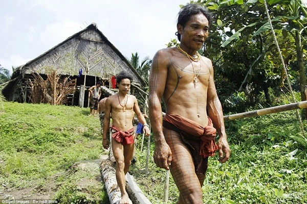 Mentawai là bộ lạc có khoảng 64000 dân, sống trên đảoMentawai, Indonesia.