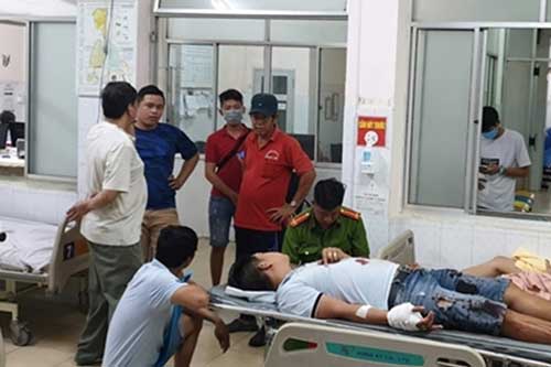 Bình Dương: Chủ đại lý vé số bị côn đồ chém gần đứt lìa bàn tay
