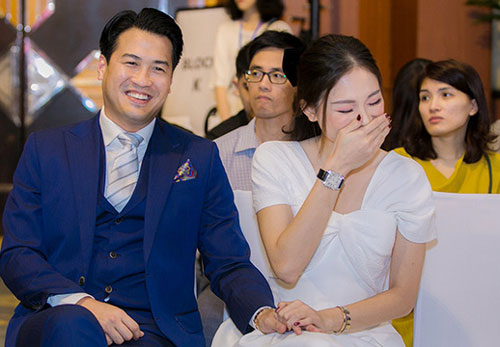 Linh Rin cười tít mắt bên Phillip Nguyễn