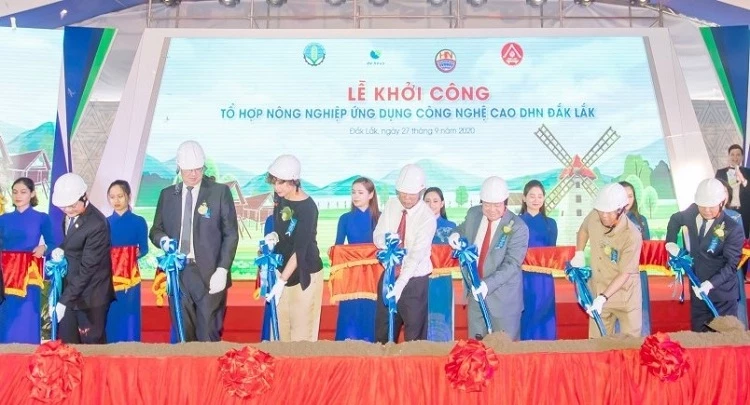 Các đại biểu và chủ đầu tư thực hiện nghi thức khởi công dự án Tổ hợp khu nông nghiệp ứng dụng công nghệ cao DHN Đắk Lắk.