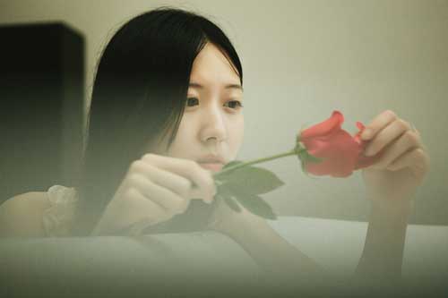 Bố người yêu đột nhiên bảo tôi cầm giúp một chiếc hộp, tôi khó hiểu cho đến khi mở ra thì choáng váng đến lặng người