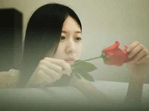 Bố người yêu đột nhiên bảo tôi cầm giúp một chiếc hộp, tôi khó hiểu cho đến khi mở ra thì choáng váng đến lặng người