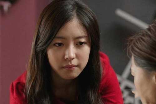 Thấy hộp bánh Trung thu trên bàn uống nước, chồng nói bạn tặng nhưng chiếc túi trong thùng rác lại vạch trần tất cả