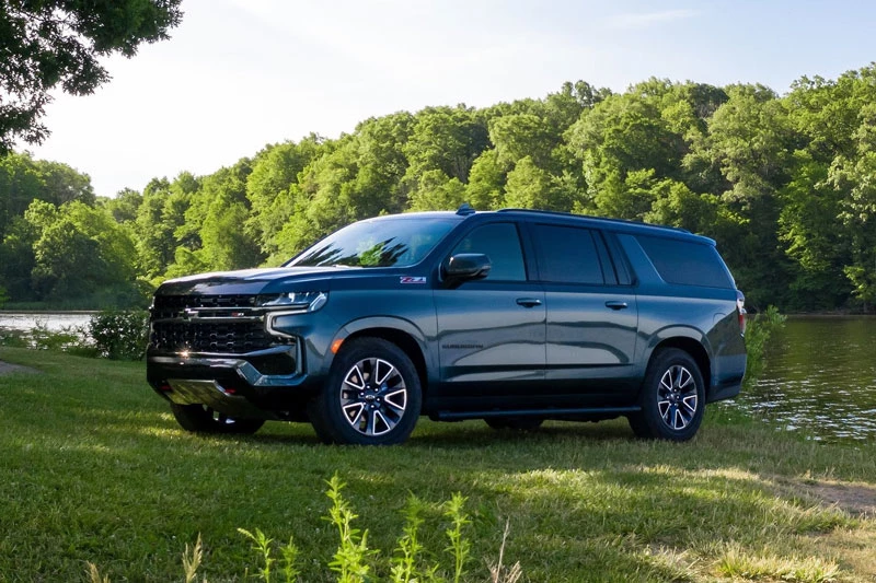 7. Chevrolet Suburban 2020 (giá khởi điểm: 51.700 USD, điểm tổng thể: 7,7/10).