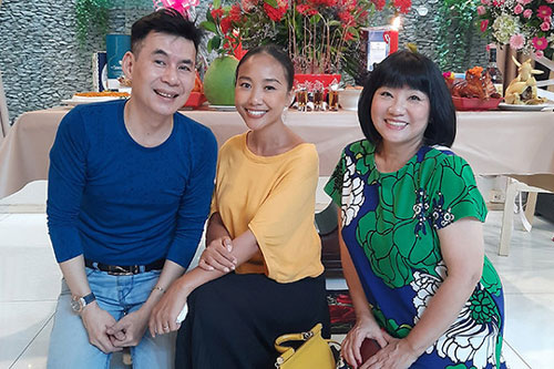 Cẩm Vân mời đồng nghiệp tới nhà cúng Tổ nghề