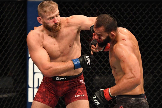 Jan Blachowicz ra đòn hạ knock-out Dominick Reyes.