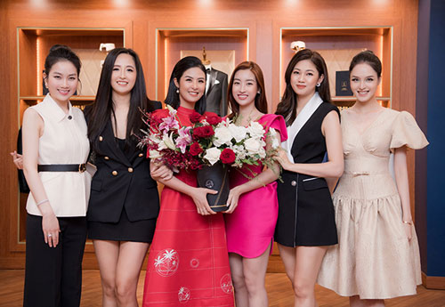 Dàn Hoa hậu mừng Ngọc Hân mở cửa hàng thứ năm