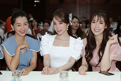 Quỳnh Nga đọ sắc cùng Quỳnh Chi, Phí Thùy Linh