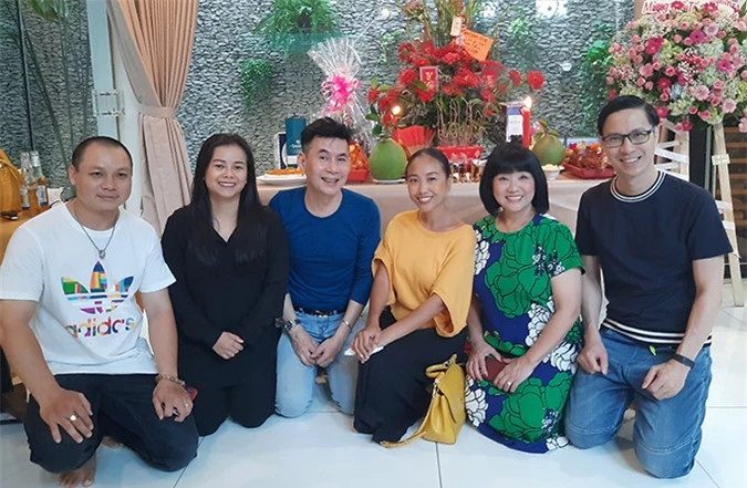 Cẩm Vân vui vẻ chụp ảnh cùng ca sĩ Diễm Phương (thứ hai từ trái qua) và bạn bè nghệ sĩ đến dự lễ cúng Tổ do chị tổ chức.