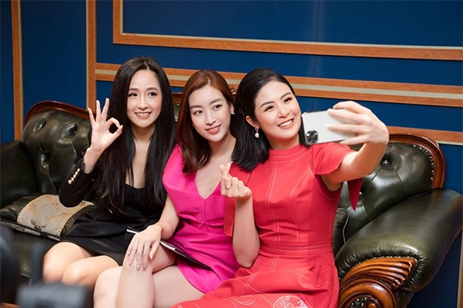 Ba nàng hoa hậu tranh thủ selfie tại sự kiện. Ngọc Hân cho biết, buổi khai trương dự định được tổ chức từ hai tháng trước nhưng khi mọi thứ đã chuẩn bị xong xuôi thì dịch Covid-19 bất ngờ bùng phát ở Đà Nẵng nên cô và các cộng sự quyết định hoãn lại để đảm bảo an toàn cho mọi người.