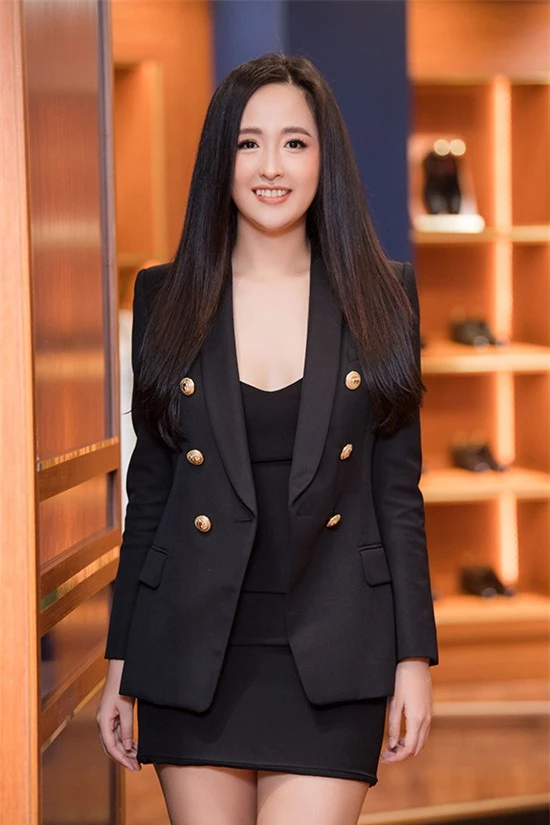 Hoa hậu Mai Phương Thúy chọn phong cách gợi cảm, quyến rũ với váy ngắn bó sát kết hợp blazer cùng màu.