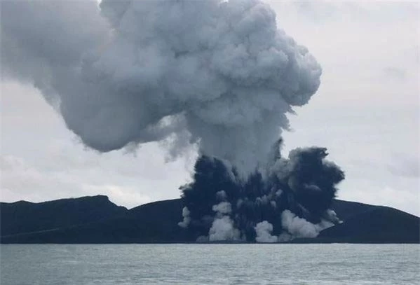 Hiện tượng bí ẩn đã xảy ra khi xuất hiện hẳn 1 hòn đảo mới sau khi núi lửa phun trào ở Tonga