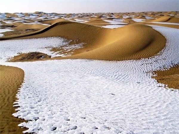 Tuyết rơi ở sa mạc là một hiện tượng bí ẩn và kỳ lạ của thời tiết