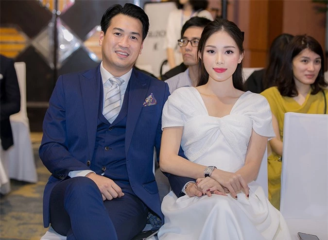 Phillip Nguyễn - Linh Rin trở thành tâm điểm chú ý khi xuất hiện tại sự kiện quy tụ đông đảo nhân vật làm việc trong ngành thời trang.