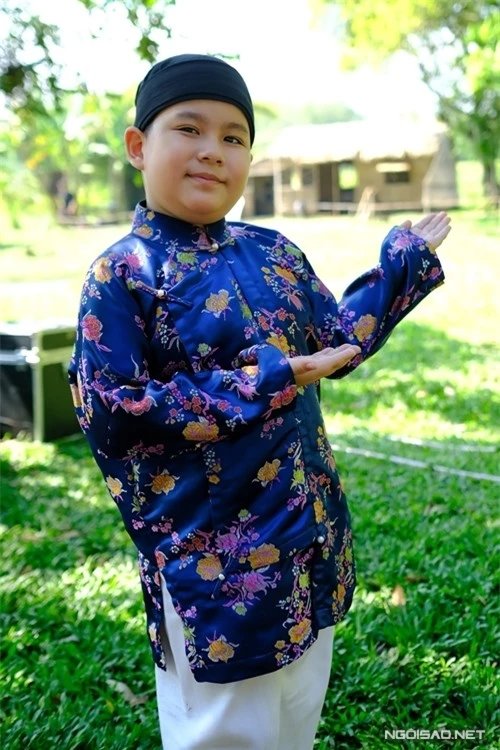 Diễn viên nhí Vương Hoàng Long thích thú với các bộ quần áo đẹp trong giai đoạn nhân vật giàu có.