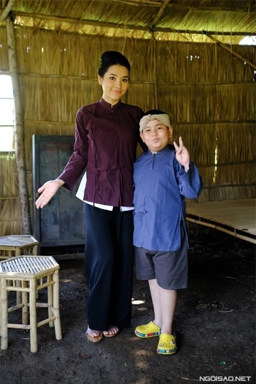 Phương Trinh Jolie rất thân thiết với diễn viên nhí Vương Hoàng Long - cậu bé đóng vai Tí, con trai của cô và Huỳnh Đông. Ngoài giờ quay, hai cô cháu hay chuyện trò, đùa nghịch, bật nhạc và nhảy cùng nhau. Cu Long quen gọi Phương Trinh Jolie là mẹ Nữ theo cách gọi trong phim.