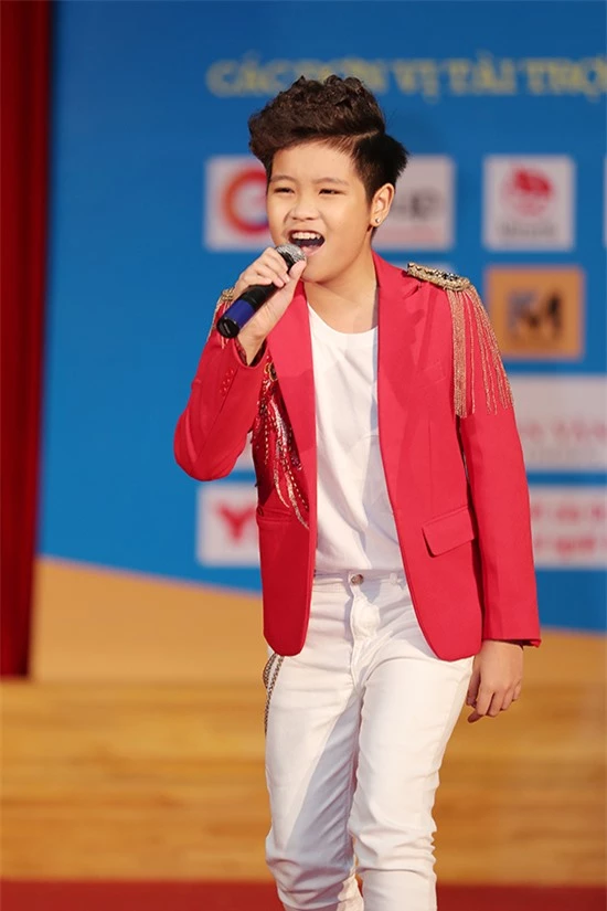 Quán quân The Voice Kid 2016 Trần Nhật Minh khuấy động không khí bằng hai bản rock Vầng trăng và Get down.