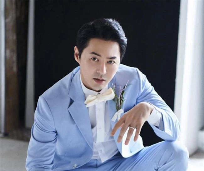 Junjin bước vào làng giải trí với vai trò thành viên Shinhwa năm 1998. Ngoại hình điển trai, cao ráo cùng tính cách hài hước khiến anh được yêu thích. Ngoài vai trò ca sĩ, nam diễn viên tham gia một số chương trình truyền hình, tạp kỹ, đóng phim truyền hình...