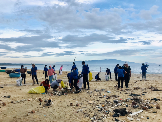 Đoàn viên, thanh niên dọn dẹp rác thải tại bãi biển xã Nhơn Lý, TP. Quy Nhơn, Bình Định ngay sau Lễ ra quân