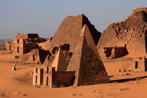 Bí ẩn hơn 200 kim tự tháp là lăng mộ vua chúa 'ẩn mình' giữa sa mạc