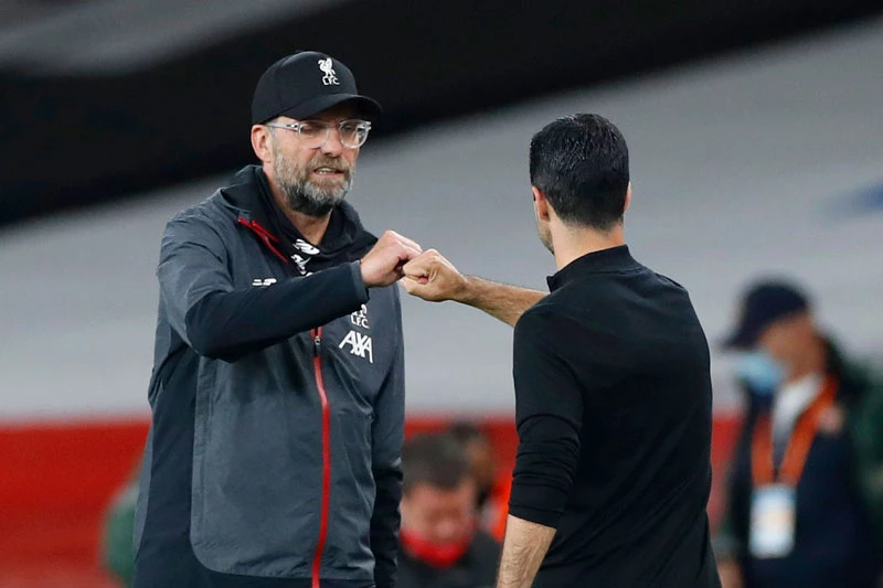 HLV Klopp và Arteta (phải).