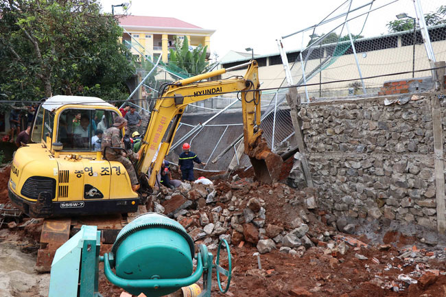 Sập bờ kè trụ sở Phòng Cảnh sát giao thông, 1 người tử vong