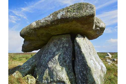 Bí ẩn hình chạm khắc trên đá cổ chỉ hiện lên dưới ánh trăng