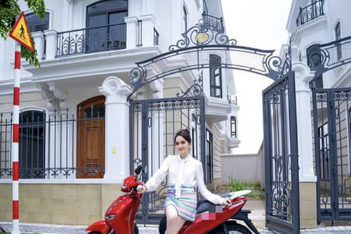 Hương Giang 'nhá hàng' không gian mặt tiền căn biệt thự mới toanh siêu hoành tráng
