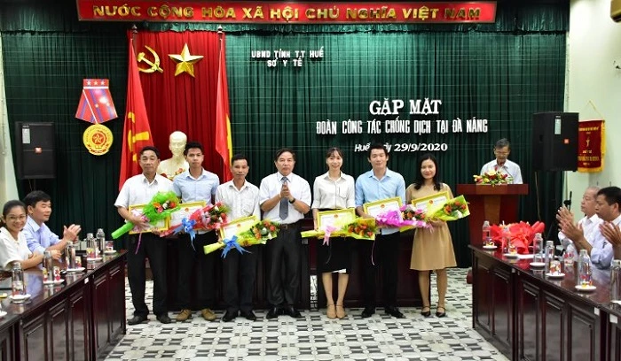 Giám đốc Sở Y tế tỉnh Thừa Thiên Huế tặng giấy khen cho các cán bộ, y bác sỹ vừa hoàn thành nhiệm vụ hỗ trợ phòng chống dịch Covid-19 tại Đà Nẵng.
