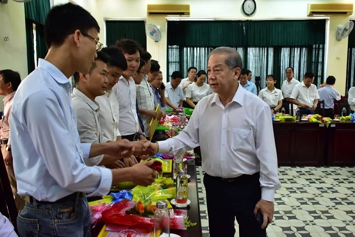 Chủ tịch UBND tỉnh Thừa Thiên Huế Phan Ngọc Thọ trò chuyện thân mật cùng các thành viên Đoàn công tác.