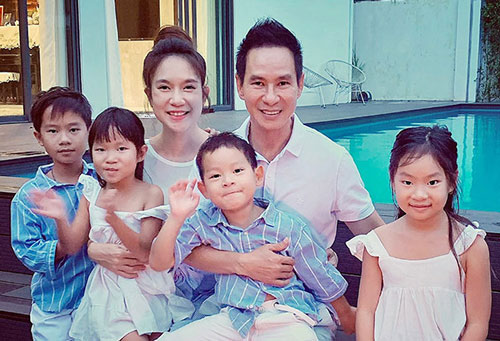 Lý Hải đón tuổi 52 bên vợ và một đàn con