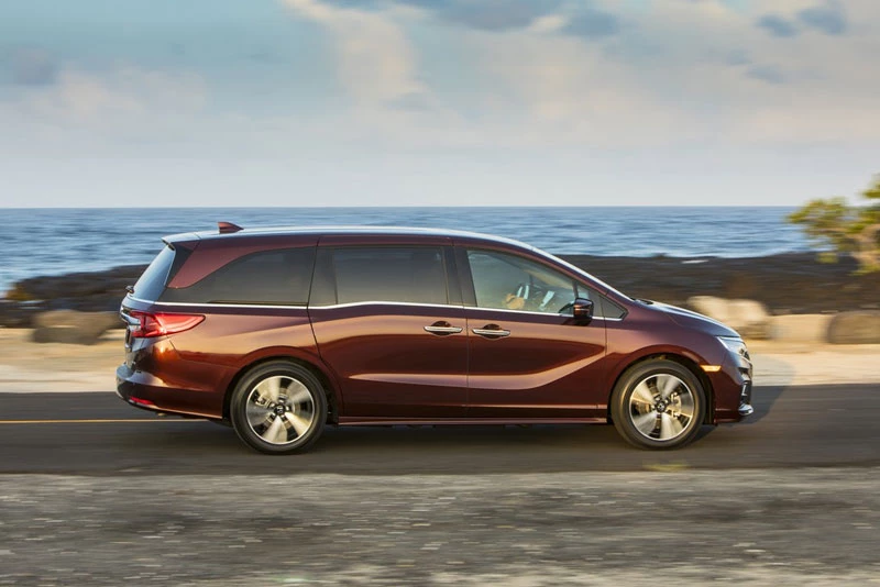 3. Honda Odyssey 2020 (giá khởi điểm: 30.790 USD, điểm tổng thể: 8,6/10).