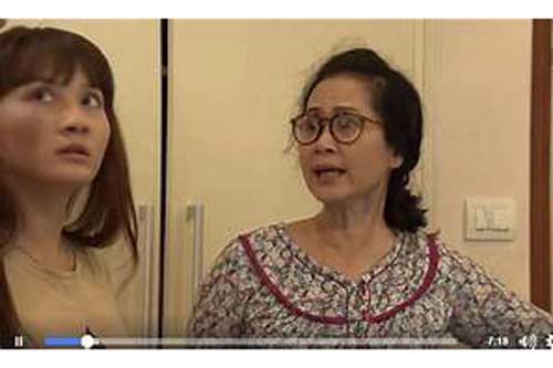 Thấy mẹ chồng lúi húi dưới bếp, tôi vội vã xuống phụ giúp nhưng bị bà đuổi lên kèm theo câu nói khiến tôi sững người