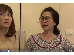 Thấy mẹ chồng lúi húi dưới bếp, tôi vội vã xuống phụ giúp nhưng bị bà đuổi lên kèm theo câu nói khiến tôi sững người