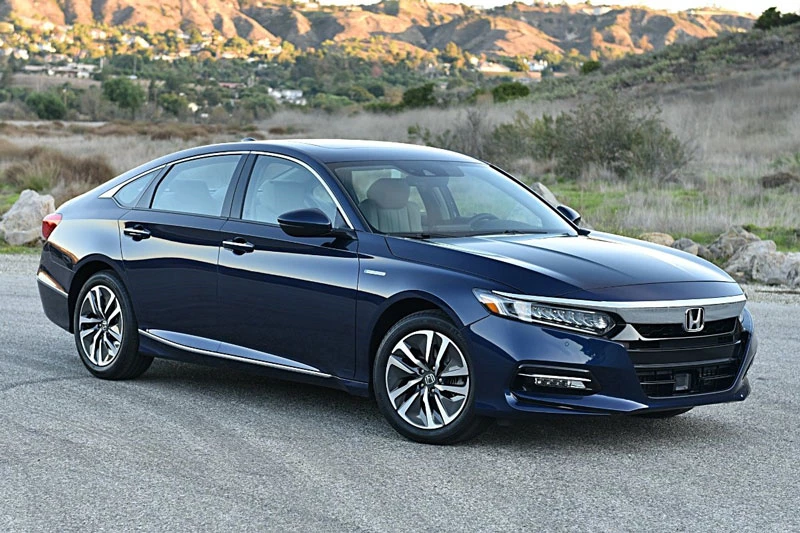 5. Honda Accord Hybrid 2020 (giá khởi điểm: 25.620 USD, điểm tổng thể: 8,4/10).