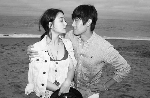 Vợ chồng Lee Byung Hun - Lee Min Jung có chuyến du lịch ngọt ngào, bê bối tình ái trong quá khứ hoàn toàn bị lãng quên