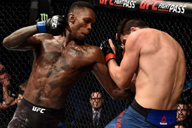 Israel Adesanya ra đòn chính xác về phía Paulo Costa.