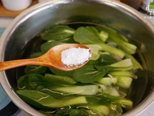 Thả thêm thứ này vào rửa rau giúp loại bỏ hóa chất, giữ nguyên chất dinh dưỡng