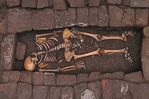Bí ẩn thai phụ đã chết vẫn sinh con trong ngôi mộ 1.300 năm