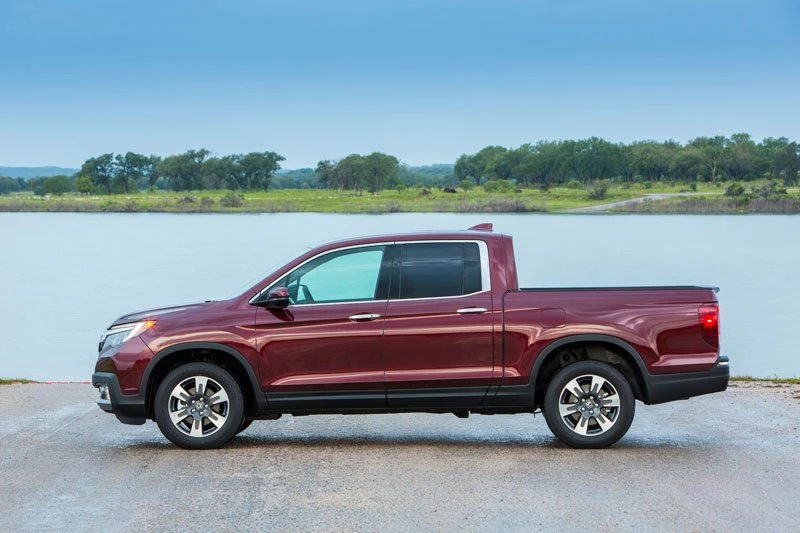 6. Honda Ridgeline 2020 (giá khởi điểm: 33.900 USD, điểm tổng thể: 8,3/10).