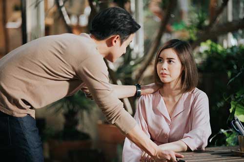 Nửa đêm nghe tiếng mở cửa, tôi bàng hoàng khi thấy vợ cầm hành lý, lau khô nước mắt rồi bỏ đi