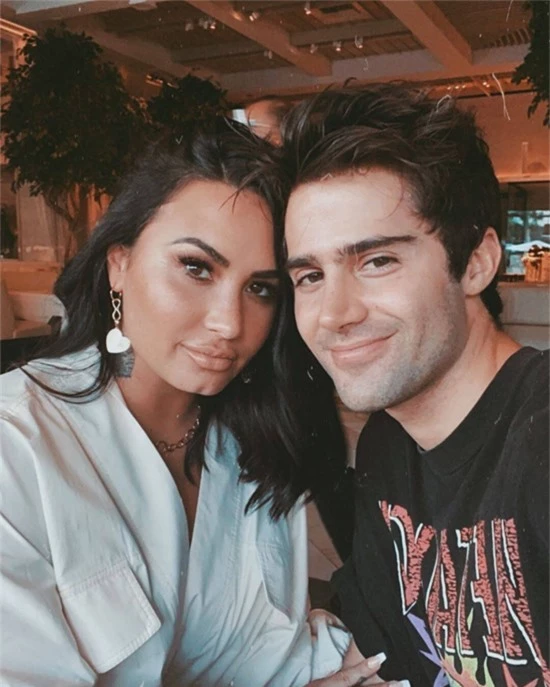 Demi Lovato và Max Ehrich.