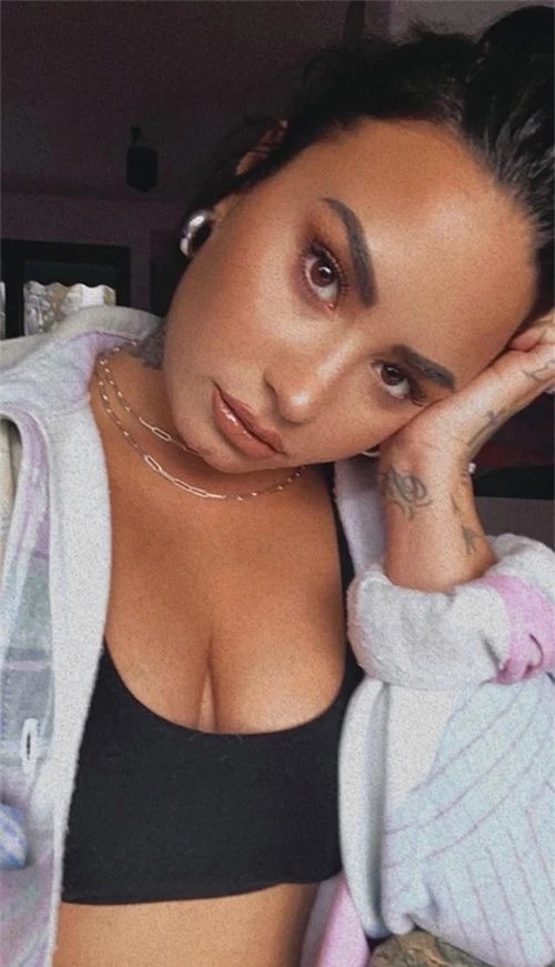 Demi Lovato giữ im lặng từ khi thông tin chia tay bạn tay đăng tải trên báo vào giữa tuần trước.