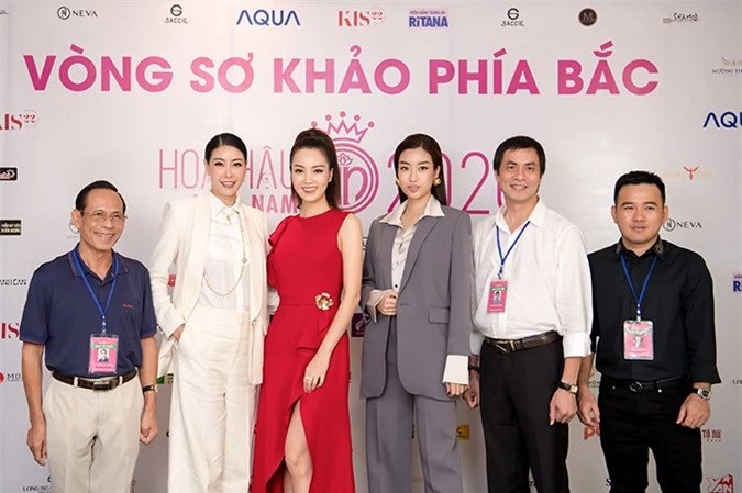 Ngồi ghế giám khảo cùng các người đẹp còn có nhà thiết kế Lê Thanh Hòa (bìa phải). Tiếp tục giữ vai trò giám khảo sau mùa giải 2018, anh mong muốn thể hiện sự công tâm, nghiêm túc và có những đánh giá chuyên môn về gu thẩm mỹ, phong cách của thí sinh.