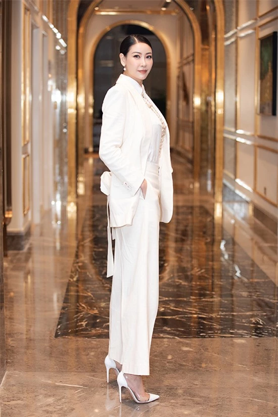 Hoa hậu Hà Kiều Anh cũng là một trong những giám khảo của cuộc thi năm nay, Người đẹp ghi điểm về phong cách với mốt white on white.