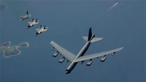 F-35 huy nhiem vu ho tong B-52H vi so set danh