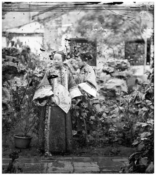 Loạt ảnh cuộc sống của những phụ nữ quyền quý thời nhà Thanh: Người xúm xính quần áo đi chụp hình, kẻ họp mặt tán gẫu cùng hội chị em - Ảnh 2.