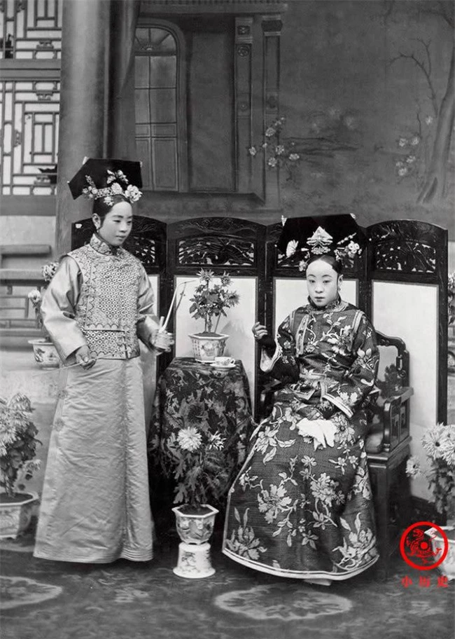 Loạt ảnh cuộc sống của những phụ nữ quyền quý thời nhà Thanh: Người xúm xính quần áo đi chụp hình, kẻ họp mặt tán gẫu cùng hội chị em - Ảnh 9.