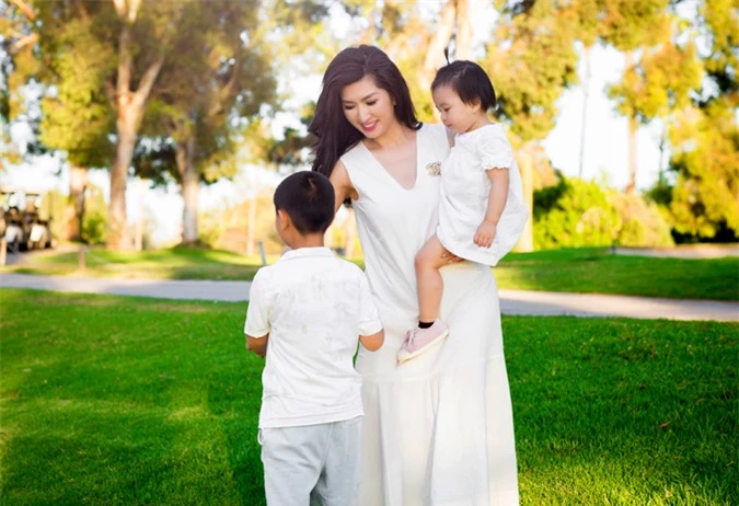 Nguyễn Hồng Nhung đi dạo cùng con trai và con gái trong công viên gần nhà ở Mỹ.
